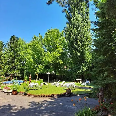 Balaton Panzio לינה וארוחת בוקר 3*