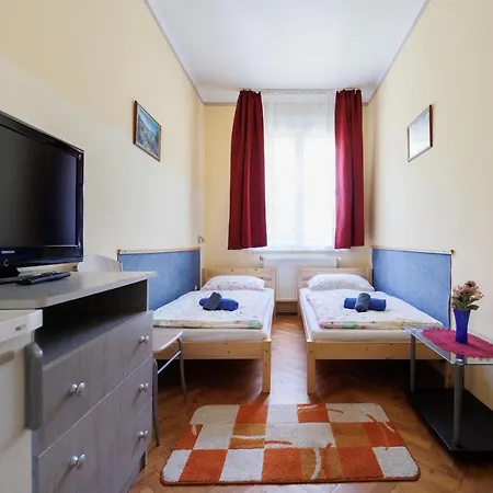 לינה וארוחת בוקר Balaton Panzio 3*